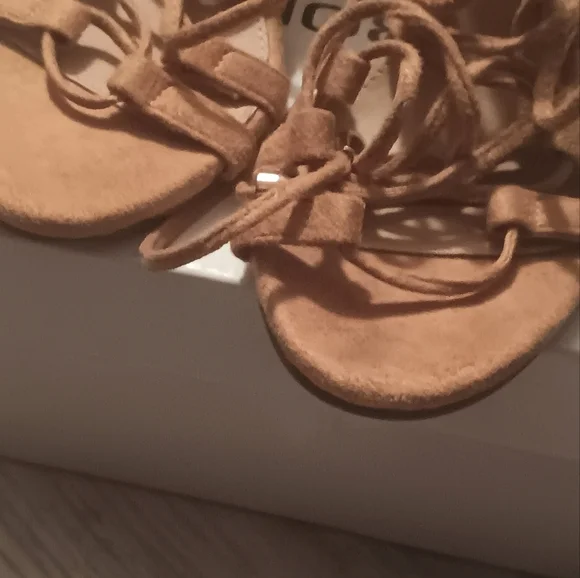 Cape Robbin Heels - Picture 4 of 10